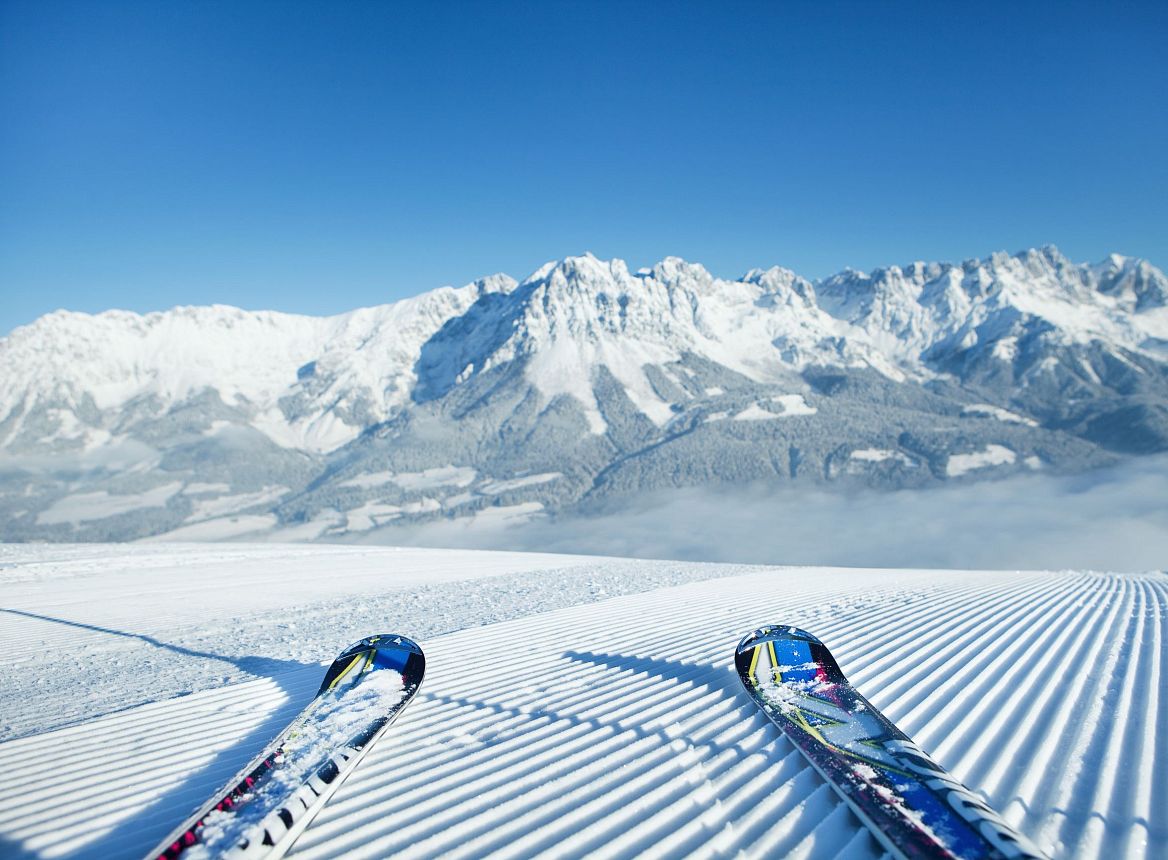 wilder-kaiser-frisch-gewalzte-piste-mit-blick-zum-wilden-kaiserjohannesfelsch-2