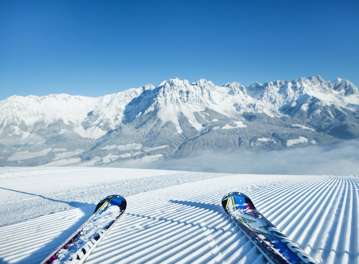 wilder-kaiser-frisch-gewalzte-piste-mit-blick-zum-wilden-kaiserjohannesfelsch